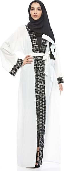عبايات ملونة بتصاميم جديدة مناسبة للجامعة