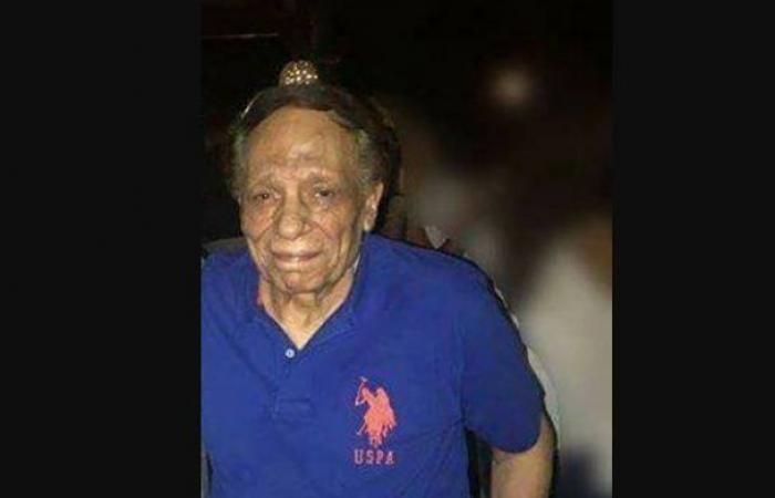 ظهور مفاجئ للفنان ‘‘ عادل إمام ‘‘ بعد شائعة وفاته .. شاهد كيف أصبح شاحب الوجه منحني الظهر ؟ (صور)