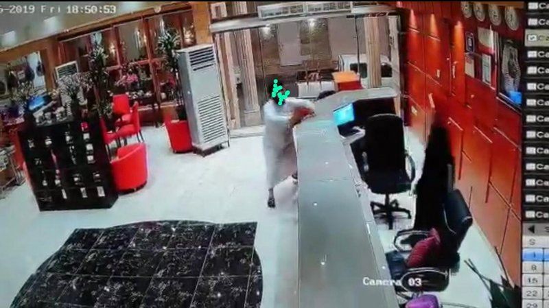 عراك بين موظفة فندق ونزيل بصبيا: "قال اصعدي للغرفة فسكبت عليه كوب القهوة"