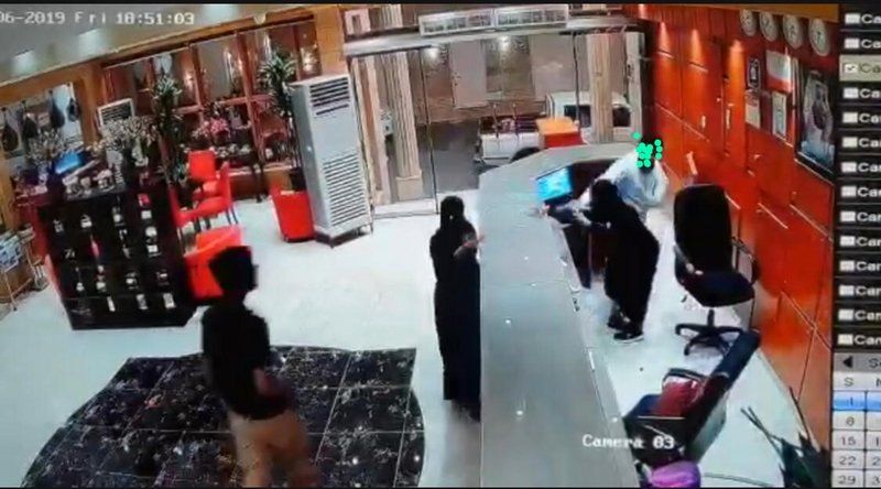 عراك بين موظفة فندق ونزيل بصبيا: "قال اصعدي للغرفة فسكبت عليه كوب القهوة"