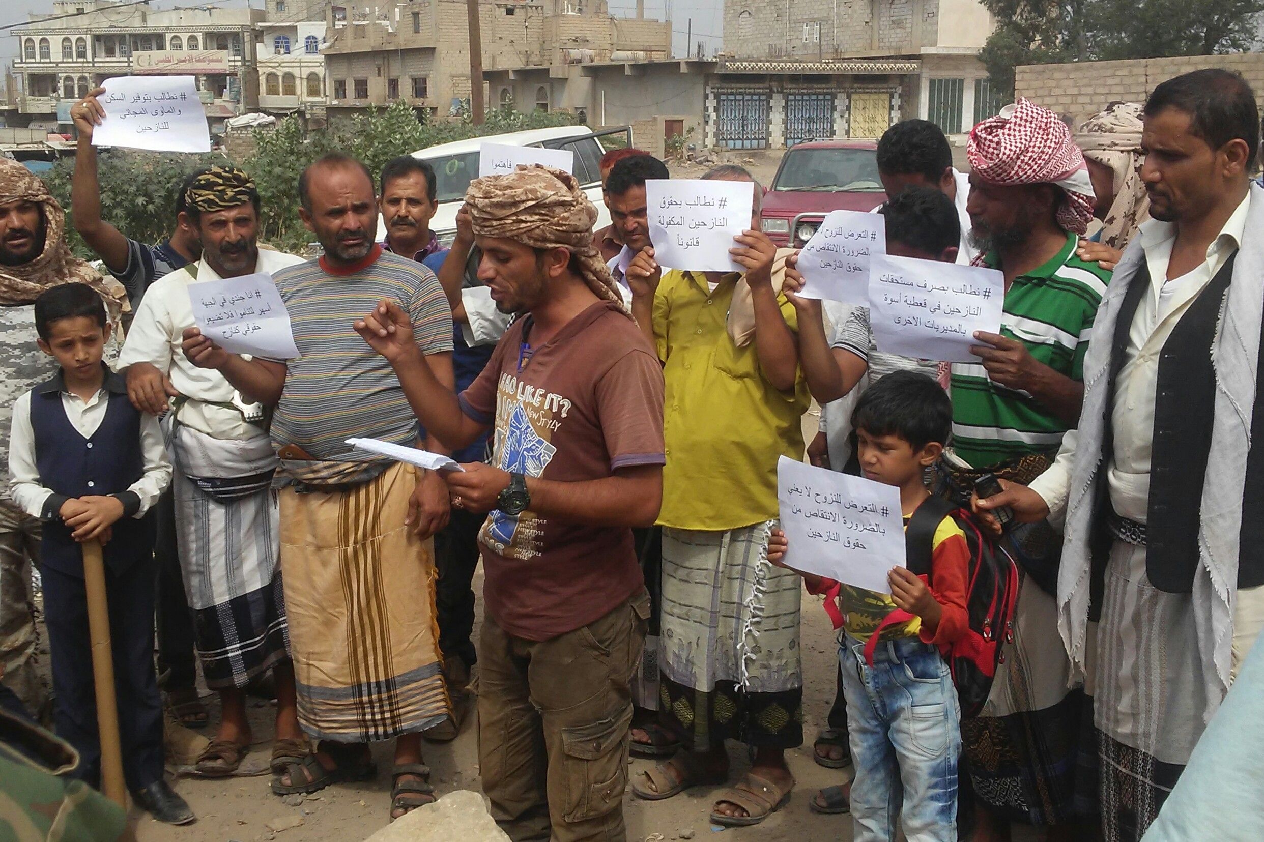 الضالع : النازحين من سكان مناطق سليم والفاخرينفذون وقفه احتجاجيه امام مبنى السلطه المحلية 