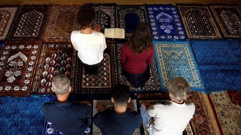فرنسا تعلن عن الاسلام بنسخته الجديدة ..."شاهد" 60 رجل وامرأة يؤدون صلاة الجماعة مختلطة والإمام سيدة غير محجبة وترتدي “الجينز الضيق”