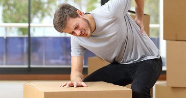 5 نصائح لعلاج ألم أسفل الظهر.. منها الكمادات الباردة