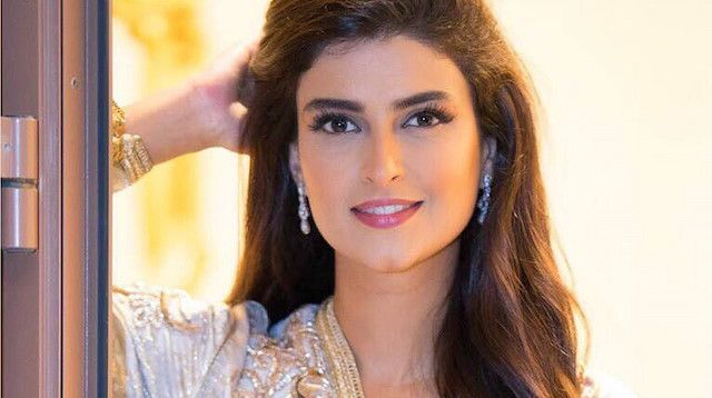 بعد تداول صوره لها مرتدية علم اليمن .. صحفي يمني يوجه رسالة لمذيعة الجزيرة علا الفارس