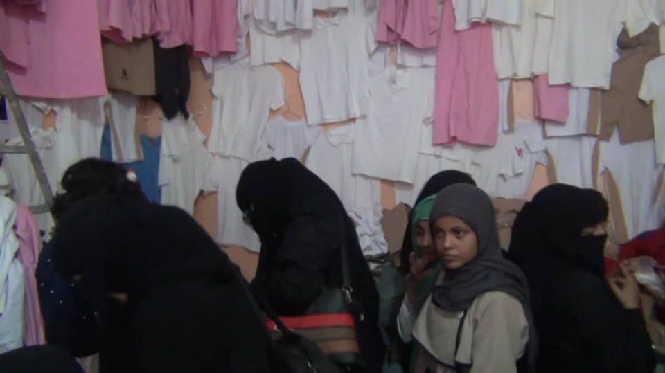 منظمة الإرتفاع توزع 2000 زي مدرسي بتعز