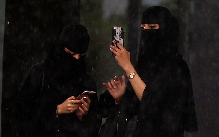 الاكثر مشاهدة - تشريع يسمح بالمواعدة وممارسة ‘‘الفعل الفاضح’’ بين الجنسين بالسعودية في الشوارع والكافيهات يثير ضجة كبرى (فيديو)