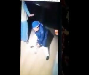 شيعي عراقي أتاه الإمام الحسين في منامه وأمره بضرب نفسه 3 طلقات وسط كربلاء وسينجو من الموت.. شاهد ماذا حدث وأدهش الجميع (فيديو)