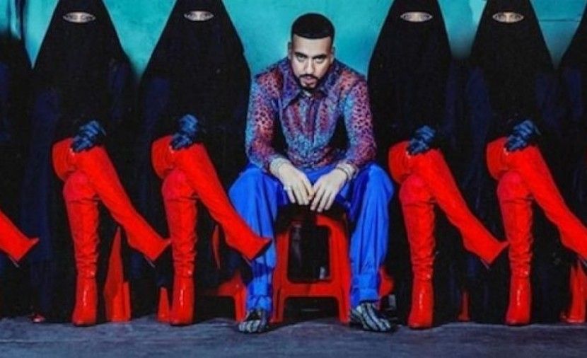 شاهد مغني راب مغربي يثير الجدل بكليب يحوي عارضات بنصف نقاب