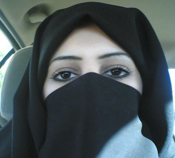 يمنية تشعل كل مواقع التواصل الاجتماعي في السعودية والخليج بعد قيامها بهذا العمل الفاضح والمحرم شرعا جهارا نهارا دون خوف من الله ولا حياء من الناس