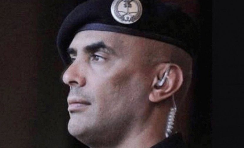 شاهد: عبد العزيز الفغم يربط حذاء الملك سلمان ، ما السر؟