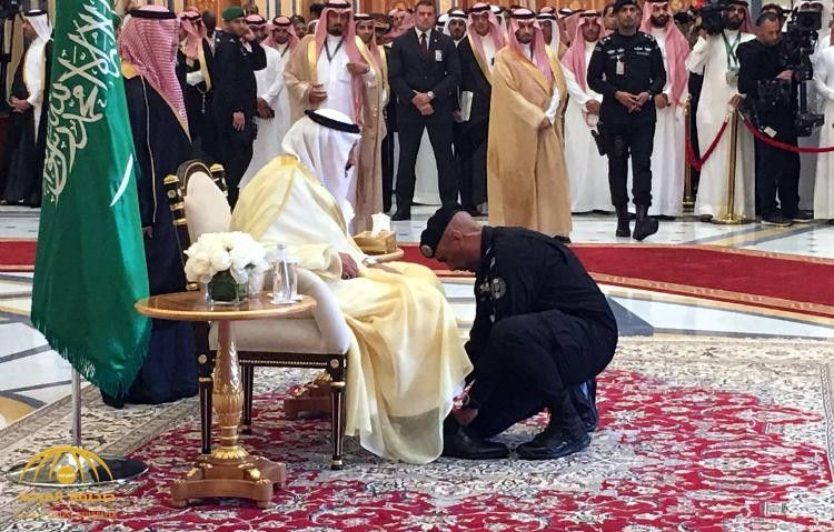 شاهد: عبد العزيز الفغم يربط حذاء الملك سلمان ، ما السر؟