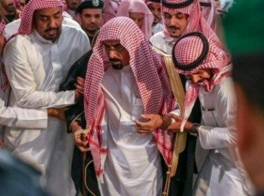 ورد للتو ...شاهد بالفيديو ...والد قاتل اللواء الفغم يفاجى الجميع ويقتحم هو وعدد من أقربائه عزاء الفغم ويقوم بهذا العمل