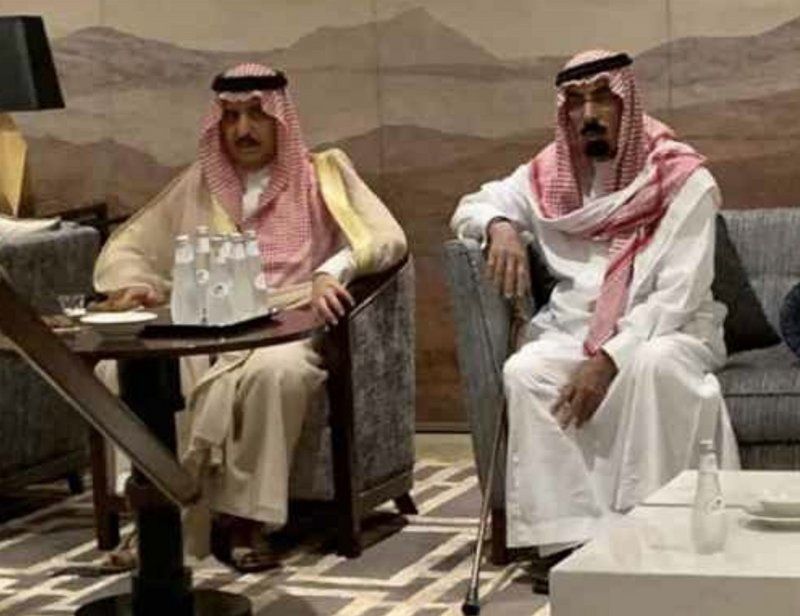 شاهد.. "أحمد بن عبدالعزيز" يقدِّم واجب العزاء لأسرة اللواء "الفغم"