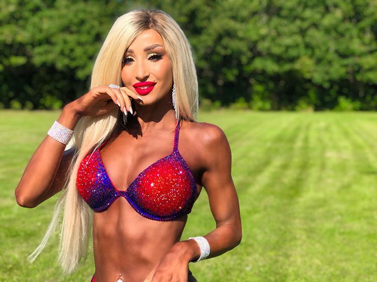 شاهدوا.. مايا نعمة “مس بكيني فيتنس” تثير موجة انتقادات بالمايو بنحافة زائدة ووجه يشبه الباربي