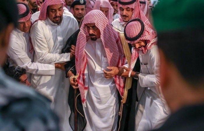 قسوة الوداع ومرارة الفقد.. صورة مؤثرة لوالد اللواء "الفغم" بمقبرة شهداء الحرم