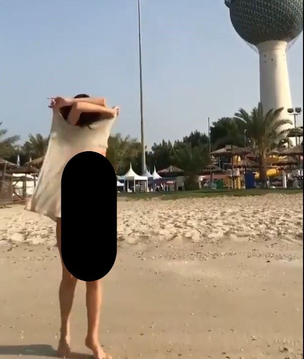 شاهدوا فتاة تتعرى أمام أبراج الكويت.. وتثير موجة غضب واسعة