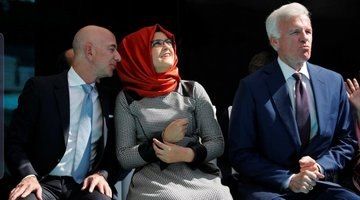 فضيحة مدوية : “شاهد” بالصور.. خطيبة خاشقجي في أحضان “جيف بيزوس” من أمام القنصلية تشعل مواقع التواصل