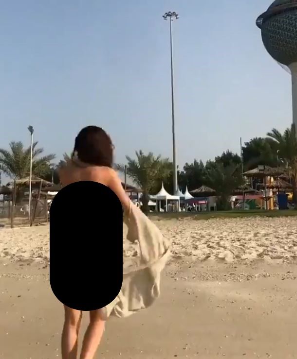 شاهدوا فتاة تتعرى أمام أبراج الكويت.. وتثير موجة غضب واسعة