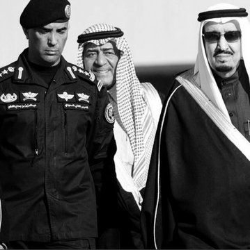 قبل مقتله .. شاهد لحظة تصدي اللواء الفغم لمحاولة اغتيال ”الملك سلمان” .. فيديو وصور تنشر لأول مرة