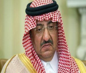 شاهد كيف يمشي الأمير المعزول محمد بن نايف والقيود على قدميه ؟ .. ‘‘فيديو مؤثر‘‘