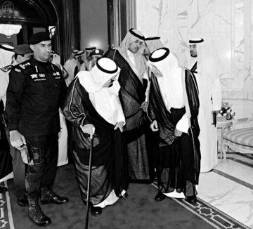 قبل مقتله .. شاهد لحظة تصدي اللواء الفغم لمحاولة اغتيال ”الملك سلمان” .. فيديو وصور تنشر لأول مرة