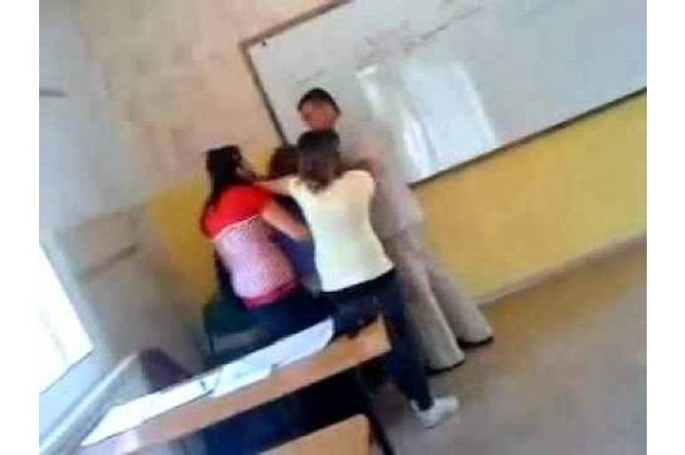 حارس مدرسة يغتصب طالبة في الفصل صور