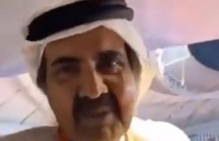 شاهد .. "قذافي الخليج" يتباهى على الملأ ببطشه بأحد أبناء شعبه "كم مرة سجنتك؟"