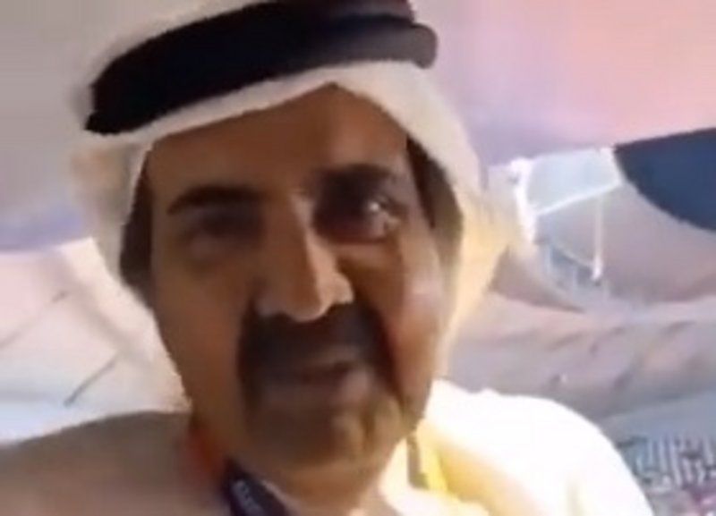 شاهد .. "قذافي الخليج" يتباهى على الملأ ببطشه بأحد أبناء شعبه "كم مرة سجنتك؟"