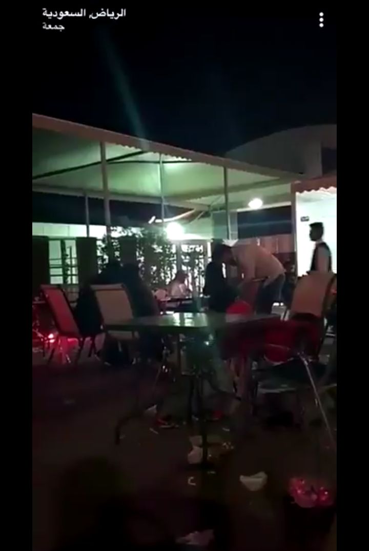 من العاصمة السعودية الرياض ..بث مباشر لفضيحة اخلاقية بين ثلاث فتيات سعوديات مع شاب لبناني في احد المقاهي ..شاهد