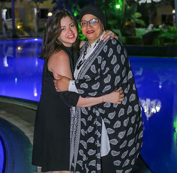 تراند اليوم : منى فاروق تحتفل بوالدتها – صورة