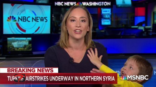 اقتحم استوديو الأخبار ليحتضنها ويقبلها وهذا ما فعله مع المذيعة على الهواء مباشرة..شاهد(فيديو)