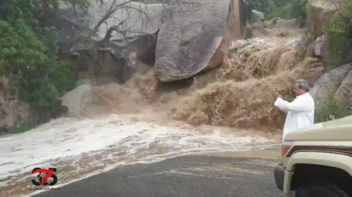 بالفيديو .. شاهد الحدث الأول من نوعه في منطقة جدة السعودية ..هل غضبت السماء من مما يحدث في المملكة ؟