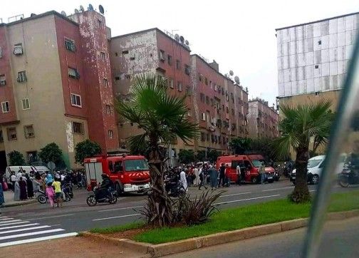 الأطفال الذين رمتهم أمهم من سطح المنزل أصيبوا بإصابات طفيفة.. والجيران: المرأة لم تكن عنيفة