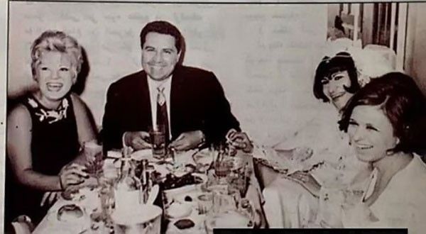 صور نادرة من حفل زفاف مفيد فوزي بحضور سعاد حسني ونادية لطفي.. شاهد