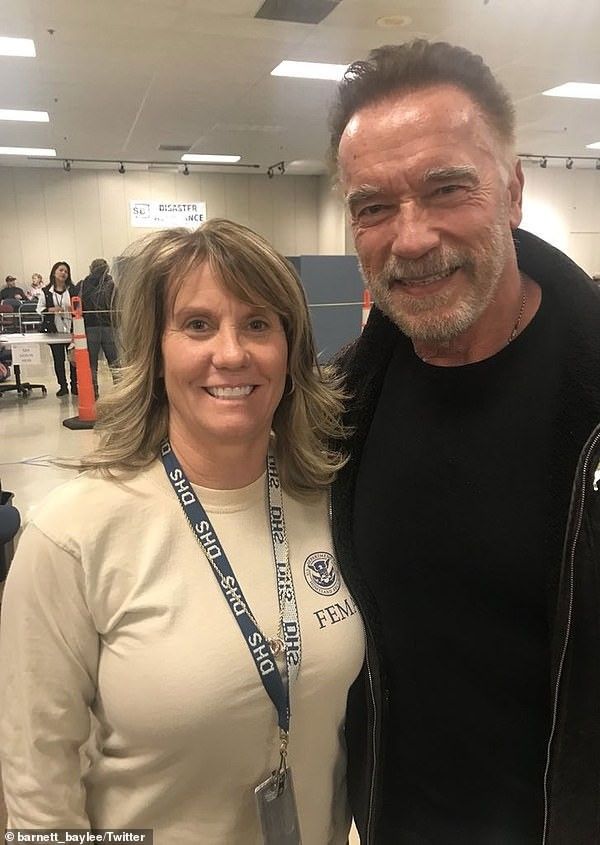 مشاهير يفرون من حرائق الغابات بلوس أنجلوس