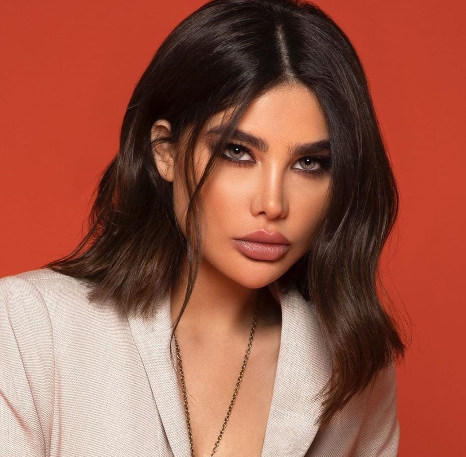 فضيحة بالصور.. إنجي عارية تماماً وتمارس الجنس الثلاثي “مصابة بالإيدز”