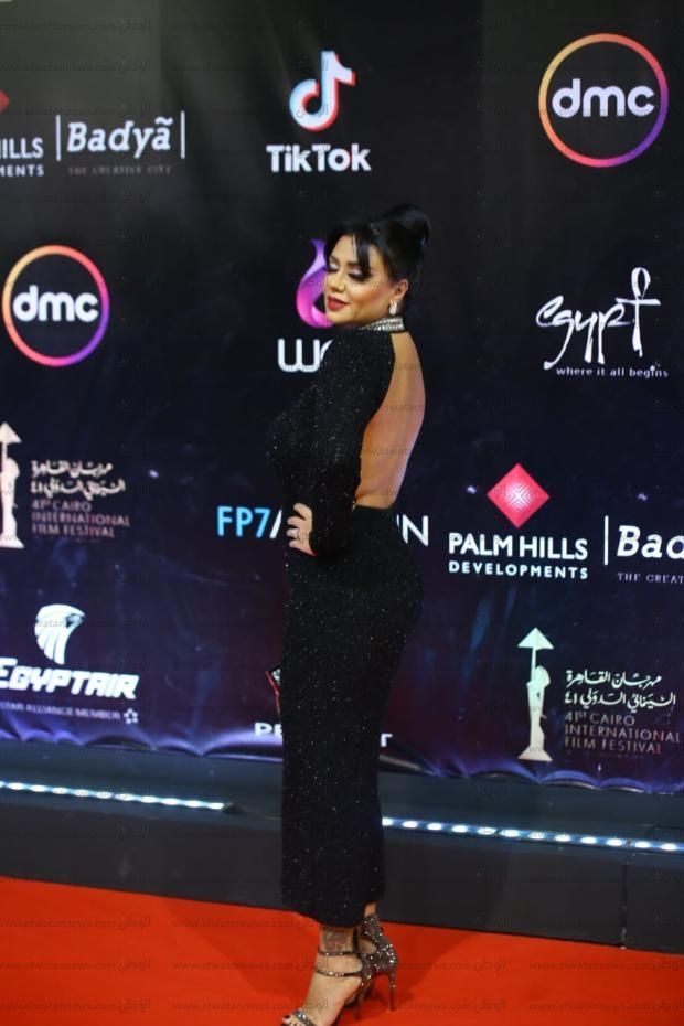 بعد أزيائها الجريئة.. رانيا يوسف "غياب" في خامس أيام مهرجان القاهرة السينمائي