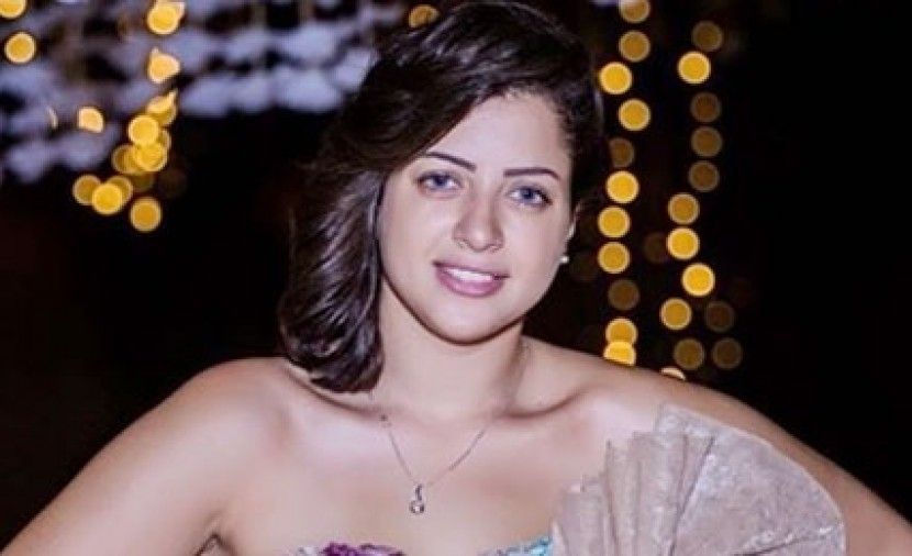 الفنانة المصرية "منى فاروق" تهدد بالإنتحار بعد تسريب صور فاضحة لها وهي تمارس هذا الفعل ..شاهد (صورة)