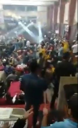 شاهد.. راقصات وخمور في حفل زفاف يشعل ضجة واسعة بدولة عربيّة!