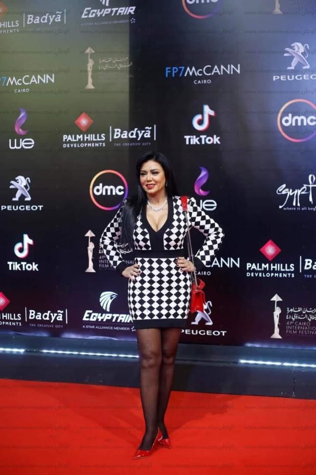 صور.. "دار عالمية" وراء أزياء رانيا يوسف الجريئة في "القاهرة السينمائي"