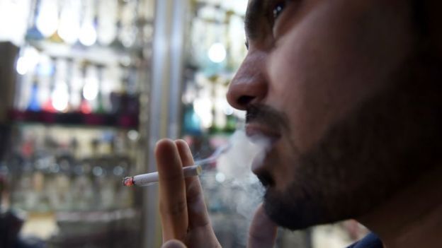 ضجة عارمة تهز مواقع التواصل السعودية بسبب الدخان الجديد ومطالبات بعودة القديم.. والسلطات تحذر السعوديين من تناول هذا السم