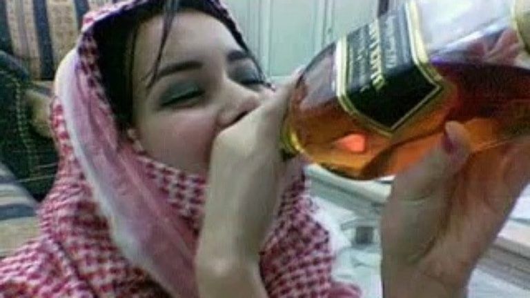 فوائد الانفتاح ...شاهد بالفيديو "خمر - ورقص - وبنات" في حديقة عامة بالرياض ...والغضب يجتاح التواصل...
