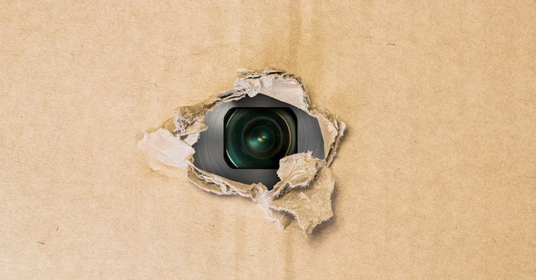 عند مشاهدة مارصدته الكاميرا كانت الصدمة.. شاهد فتاة تضع كاميرا مراقبة في منزلها فتكتشف حقيقة صعقتها