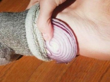 حقيقة فوائد وضع البصل أسفل القدمين