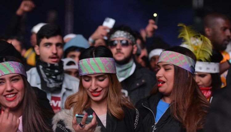 نساء بلا عباءات يرقصن مع الرجال وراقصات في مسبح زجاجي ... شاهد كل شيء تغيّر وهكذا أصبحت السعودية