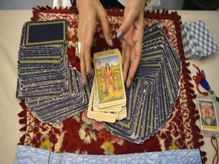 تنبؤات اشهر خبراء الفلك : توسع نفوذ وسيطرة الحوثيين ومحاوله لاغتيال الرئيس هادي .. ووصول شخصية جنوبية يجمع عليها اليمنيون للرئاسة وتحولات طارئة بالسعودية وتراجع لقوى التحالف!( تفاصيل هامة)