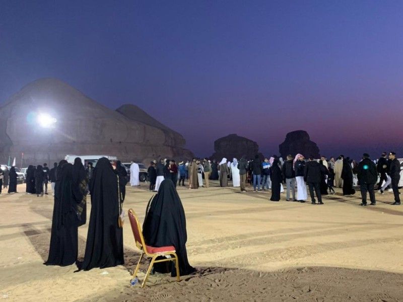 بالصور | آلاف يشهدون الكسوف الحلقي عند جبل الأربع شرق الأحساء
