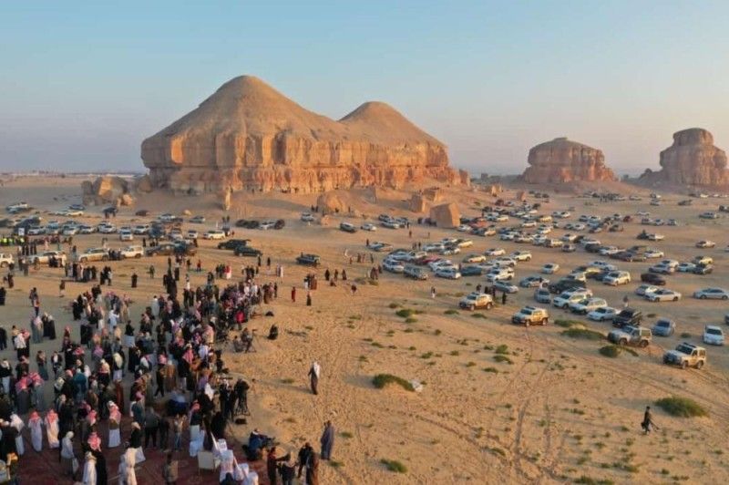 بالصور | آلاف يشهدون الكسوف الحلقي عند جبل الأربع شرق الأحساء