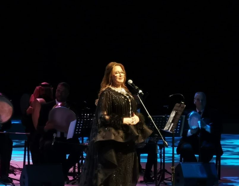 عزيزة جلال تحيى أولى حفلاتها بالسعودية بعد توقف 34 عاما.. صور وفيديو