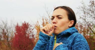 علاج الكحة الجافة بطرق طبيعية وبالأدوية ومنها مضادات السعال